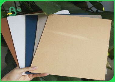Twarde sztywne duże szare płyty wiórowe / szary papier deska na pudełko