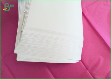 Lekki, niepowlekany, bezdrzewny papier o dużej masie i gładkości do dokumentów biurowych / papierowych