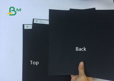 Gramatura 250 g / m2, 300 g / m2, grubość 350 g / m2, powlekany czarnym papierem do pakowania