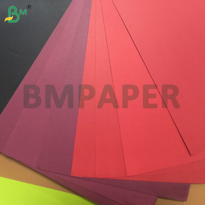 Jednostronny, wysokiej jakości papier kartonowy 270 g/m² w kolorze czerwonym, niepowlekany, do tworzenia kartek