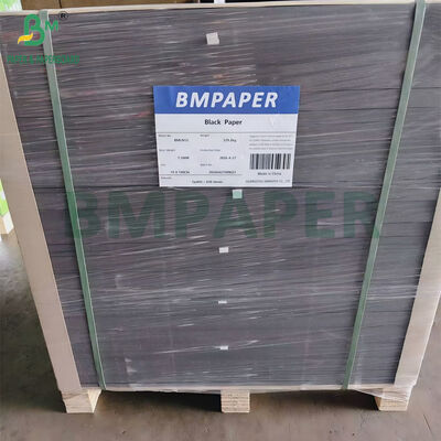 Niepowlekany, solidny czarny papier o gramaturze 300 g / m2 i gramaturze 350 g / m2 do opakowania 70 x 100 cm