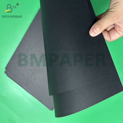 Niepowlekany, solidny czarny papier o gramaturze 300 g / m2 i gramaturze 350 g / m2 do opakowania 70 x 100 cm