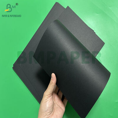 Niepowlekany, solidny czarny papier o gramaturze 300 g / m2 i gramaturze 350 g / m2 do opakowania 70 x 100 cm