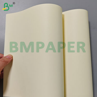 Rolki papieru kolorowego w kolorze kremowym o gramaturze 80 g/m² i szerokości 715 mm do drukowania